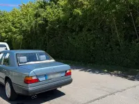 Używany Mercedes E230 132 KM (97 kW) 1987 Niebieski Sedan/Limuzyna