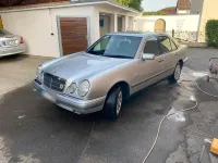 Używany Mercedes E280 Elegance 204 KM (150 kW) 1997 Srebrny Sedan/Limuzyna