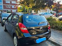 Gebraucht Hyundai i20 Edition 86 PS (63 kW) 2012 Schwarz Kleinwagen