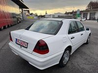 Gebraucht Mercedes C220 Classic 125 PS (91 kW) 1999 Weiß Limousine
