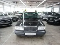 Gebraucht Mercedes E220 150 PS (110 kW) 1992 Schwarz Limousine