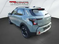 Neu Kia Stonic 101 PS (74 kW) 2026 Adventurous grün met. SUV