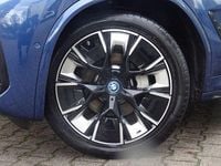 Gebraucht BMW iX3 Impressive 210 kW (286 PS) 2024 Phytonicblau met. SUV