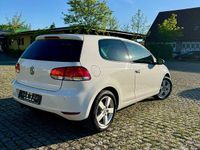 Gebraucht VW Golf VI 105 PS (77 kW) 2010 Weiß Kleinwagen