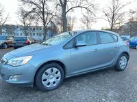 Gebraucht Opel Astra Edition 120 PS (88 kW) 2012 Silbersee/perl silber (m2) Kleinwagen