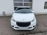 Gebraucht Peugeot 208 Active 82 PS (60 kW) 2014 Lack weiss banquise/deckende Kleinwagen