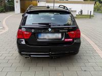 Gebraucht BMW 320 163 PS (119 kW) 2009 Schwarz Kombi