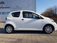Gebraucht Toyota Aygo Basis 68 PS (50 kW) 2013 Weiß Kleinwagen