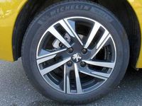 Gebraucht Peugeot 208 Active 101 PS (74 kW) 2023 Gelb / farogelb / metallic Kleinwagen