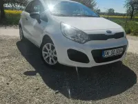 Używany Kia Rio Attract 86 KM (63 kW) 2012 Biały Sedan/Limuzyna