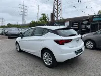 Gebraucht Opel Astra Edition 110 PS (80 kW) 2016 Schneeweiss/olympic/summit whi Limousine