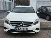 Gebraucht Mercedes A180 122 PS (89 kW) 2015 Weiß Limousine
