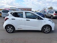 Gebraucht Hyundai i10 67 PS (49 kW) 2017 Weiß Kleinwagen