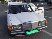 Gebraucht Mercedes 240 72 PS (52 kW) 1984 Weiß Limousine