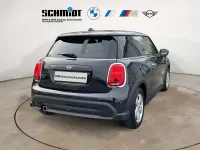 Gebraucht Mini Cooper Essential 136 PS (100 kW) 2024 Midnight black metallic Kleinwagen