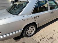Gebraucht Mercedes E220 150 PS (110 kW) 1994 Silber Limousine