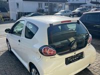 Gebraucht Toyota Aygo Basis 68 PS (50 kW) 2013 Weiß Kleinwagen