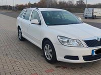 Gebraucht Skoda Octavia Ambition 105 PS (77 kW) 2012 Weiß Kombi