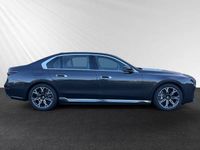 Gebraucht BMW 750e 489 PS (359 kW) 2024 Sophistograu brillanteffekt metallic Limousine