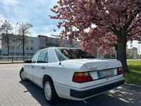 Gebraucht Mercedes E230 136 PS (100 kW) 1991 Weiß Limousine