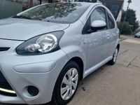 Gebraucht Toyota Aygo 68 PS (50 kW) 2013 Grau Kleinwagen