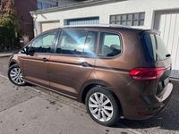 Gebraucht VW Touran Comfortline 110 PS (80 kW) 2016 Braun Van / Kleinbus