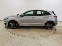 Gebraucht Hyundai i30 Trend 120 PS (88 kW) 2024 Shimmering silver / met Limousine