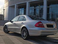 Gebraucht Mercedes E220 150 PS (110 kW) 2003 Silber Limousine