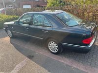 Gebraucht Mercedes E200 Elegance 136 PS (100 kW) 1998 Schwarz Limousine