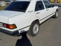 Gebraucht Mercedes 190 72 PS (52 kW) 1986 Weiß Limousine