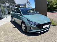 Gebraucht Hyundai i20 Select 101 PS (74 kW) 2025 Mangrove green Limousine