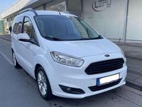 Gebraucht Ford Tourneo Courier Titanium 101 PS (74 kW) 2018 Frostweiß Van / Kleinbus