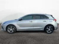 Gebraucht Hyundai i30 120 PS (88 kW) 2024 Shimmering silver Limousine