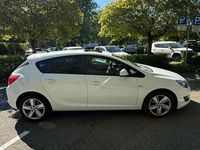 Gebraucht Opel Astra Edition 140 PS (102 kW) 2014 Weiß Limousine
