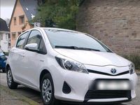 Gebraucht Toyota Yaris Hybrid 75 PS (55 kW) 2013 Weiß Kleinwagen