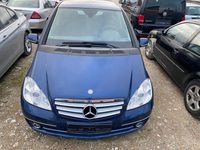 Gebraucht Mercedes A200 Elegance 140 PS (102 kW) 2012 Blau Van / Kleinbus