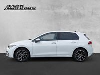 Gebraucht VW Golf VIII Active 131 PS (96 kW) 2022 Weiß Limousine