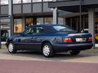 Gebraucht Mercedes E200 136 PS (100 kW) 1995 Blau Cabrio