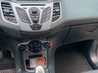 Gebraucht Ford Fiesta 97 PS (71 kW) 2011 Weiß Kleinwagen