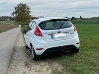 Gebraucht Ford Fiesta 60 PS (44 kW) 2010 Weiß Kleinwagen