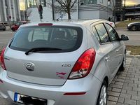 Gebraucht Hyundai i20 Edition 86 PS (63 kW) 2013 Grau Kleinwagen