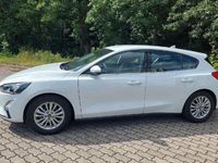 Gebraucht Ford Focus Titanium 125 PS (91 kW) 2020 Frostweiß Limousine