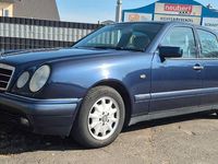 Gebraucht Mercedes E230 150 PS (110 kW) 1995 Blau Limousine