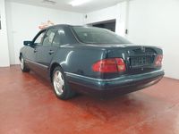 Gebraucht Mercedes E240 170 PS (125 kW) 1998 Blau Limousine