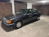 Gebraucht Mercedes E230 136 PS (100 kW) 1992 Schwarz Limousine