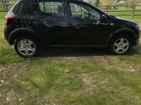 Gebraucht Dacia Sandero Stepway 90 PS (66 kW) 2015 Schwarz Kleinwagen