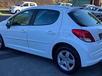Gebraucht Peugeot 207 Forever 95 PS (69 kW) 2012 Lack weiss banquise Kleinwagen