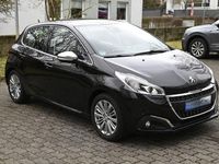Gebraucht Peugeot 208 Active 83 PS (61 kW) 2016 Schwarz Kleinwagen