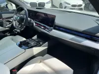 Gebraucht BMW 550e M Sport 489 PS (359 kW) 2025 Alpinweiss Kombi