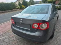 Gebraucht VW Jetta 115 PS (84 kW) 2005 Grau Limousine
